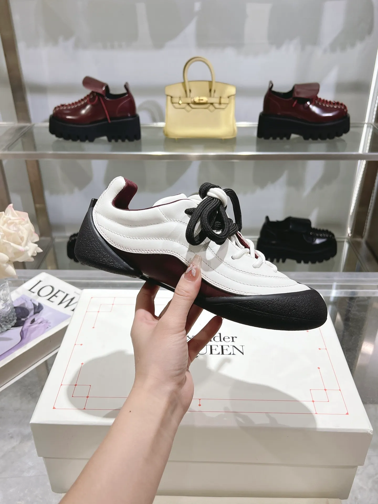 p580💰Couple model 𝐀𝐥𝐞𝐱𝐚𝐧𝐝𝐞𝐫 𝐌𝐜𝐐𝐮𝐞𝐞𝐧#/Alexander McQueen’s latest Flexion series, retro, casual, sneakers, original purchase, development, production, this Flexion Off Low-top sneakers in white grained leather with varying sized laces and an anatomically inspired lightweight segmented sole. The reverse skull pattern is embossed on the heel. Fabric: Original customized imported first-layer cowhide. Lining: Customized imported breathable mesh lining. Sole: Original open-molded non-slip TPU material. Bottom thickness: 2CM. Size: #Female size 35-40 (40 customized, non-refundable) #Men’s code 39-45 (45 customized, non-refundable)